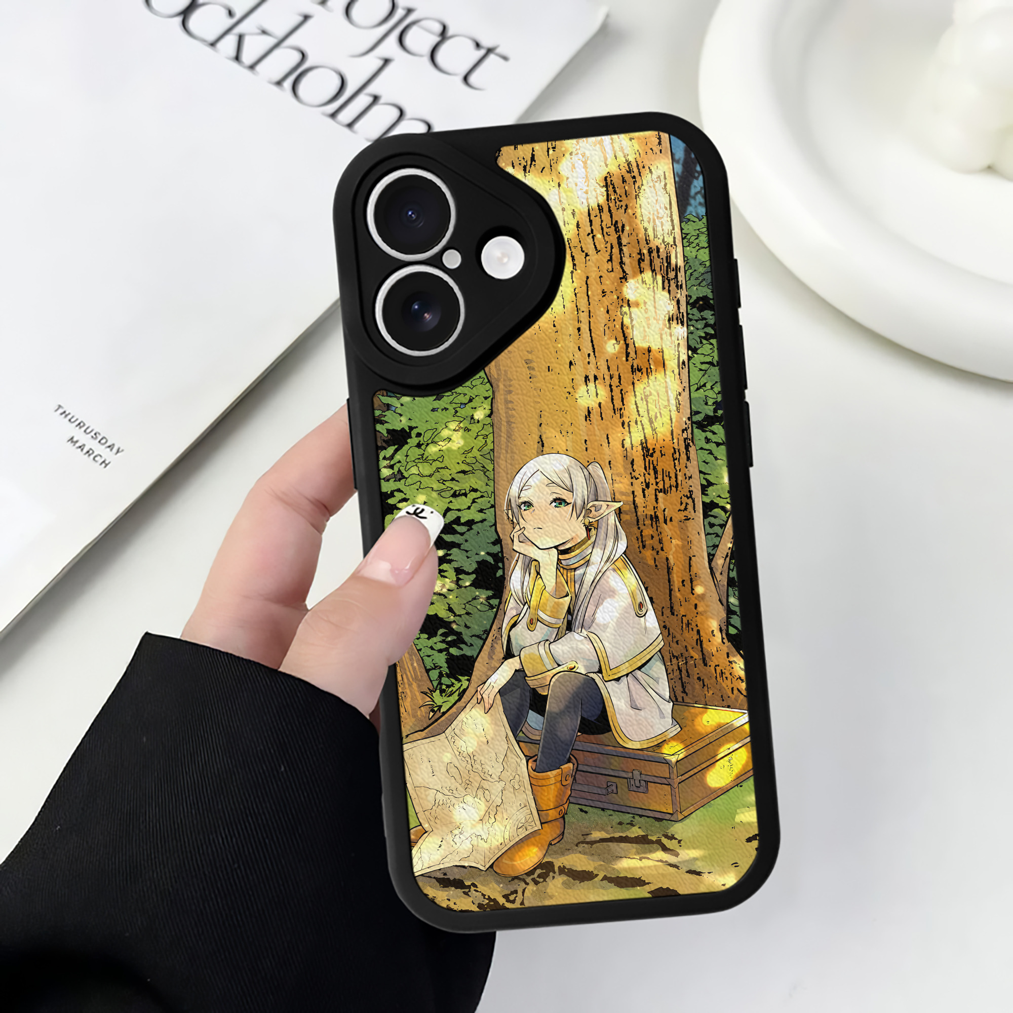 （画像用） 葬送のフリーレン Frieren 【iPhone 16シリーズ対応】シリコンスマホケース（レザー調） 材質：シリコン